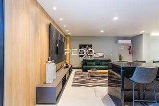 Sala de estar moderna com painel de madeira na parede.