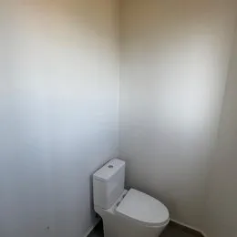 Foto de um vaso sanitário em um ambiente interno.