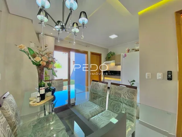 Sala de estar com portas de vidro e vista externa.