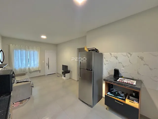 Sala de estar com piso de cerâmica e paredes claras.