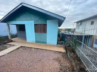 Fachada de uma casa em Lajeado, Brasil, com pintura azul-clara e área externa de cascalho.