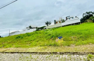 Fachada de uma residência situada em uma colina verde em Lajeado, Brasil.