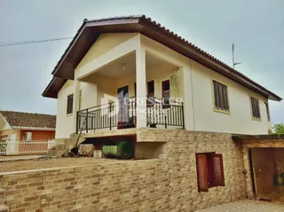 Fachada de uma casa em Lajeado, Brasil com telhado de telhas.