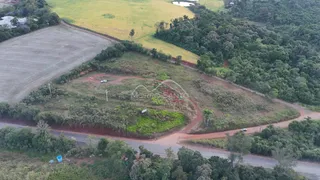 Vista aérea de um terreno rural em Lajeado, Brasil, mostrando áreas verdes e estradas de terra.