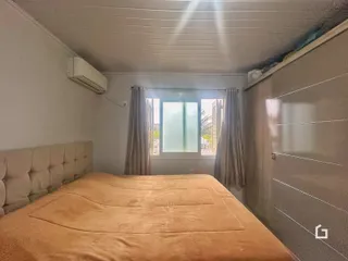 Quarto com cama e janela em um imóvel.