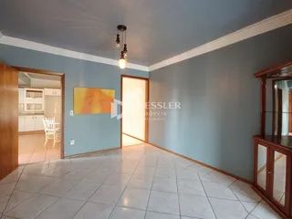 Sala de estar com piso de cerâmica e paredes em tom azul claro.