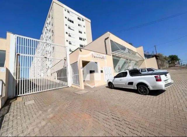 Fachada de um imóvel em Lajeado, Brasil, com portão de metal.