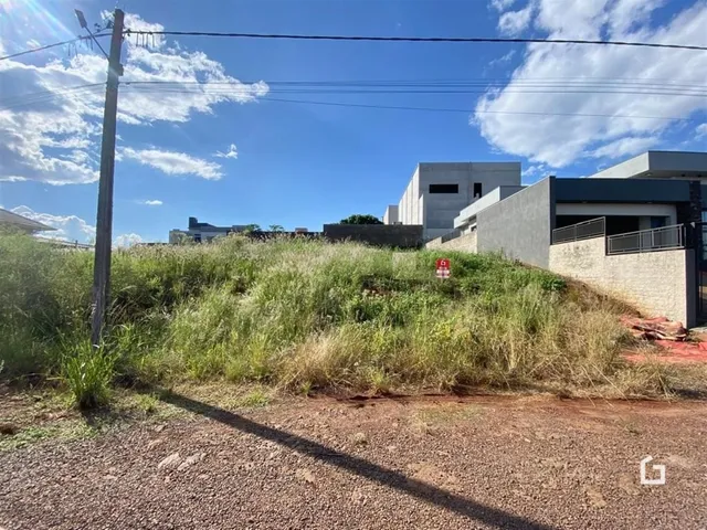 Vista externa de um terreno com vegetação e edifícios modernos em Lajeado.