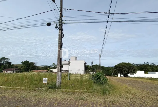 Vista externa de uma residência em Lajeado, Brasil, com vegetação no primeiro plano.