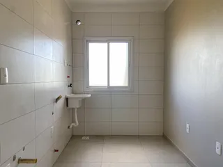 Foto de um banheiro com paredes brancas e piso de azulejo claro.