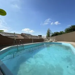 Foto da piscina externa de uma propriedade em Lajeado, Brasil.