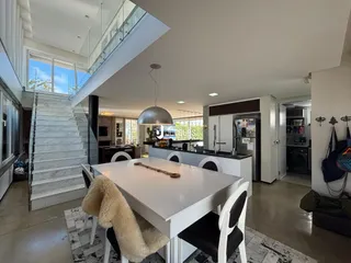 Vista de um ambiente com sala de jantar e cozinha em um imóvel no Brasil.