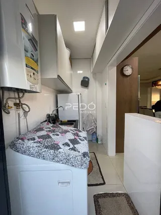 Hall de entrada com paredes brancas e portas em um ambiente residencial.