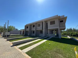 Fachada externa de uma casa moderna com jardim e calçada em Lajeado, Brasil.