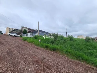 Foto de uma estrada de terra com vegetação alta ao lado de uma propriedade em Lajeado.