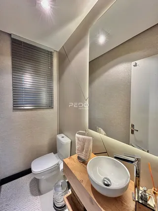 Foto de um banheiro com vaso sanitário e pia de bancada em Lajeado.