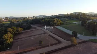 Vista aérea de terras agrícolas e áreas verdes na região de Lajeado.