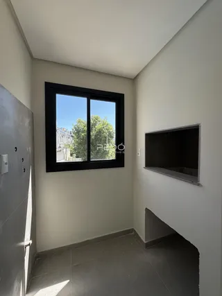 Vista interna de um cômodo com uma janela grande.