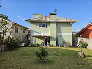 Fachada de uma casa em Lajeado, Brasil, com jardim gramado na frente.