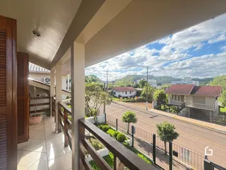 Vista da varanda de um imóvel em Lajeado, Brasil, com vista para uma rua e casas.