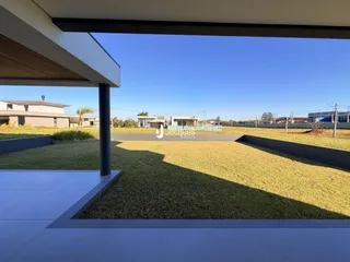 Vista do jardim de uma propriedade em Lajeado, Brasil.