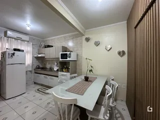 Foto de uma sala de jantar com cozinha em um imóvel no Brasil.