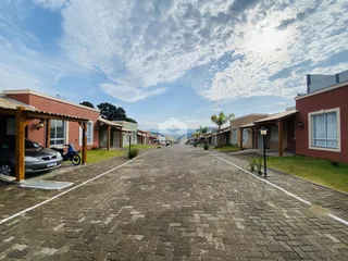 Vista externa de casas em uma rua pavimentada em Lajeado, Brasil.
