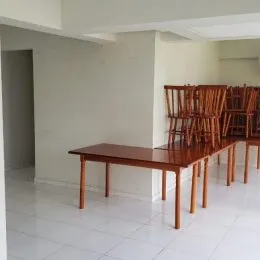 Foto de uma sala com uma mesa de madeira.