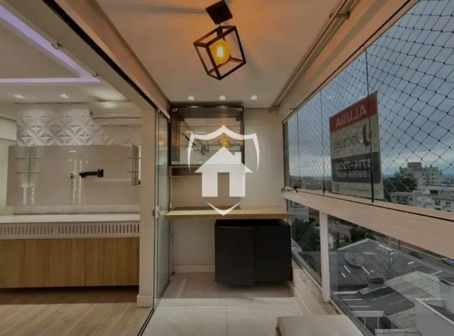 Cozinha moderna com armários de madeira clara e iluminação embutida.
