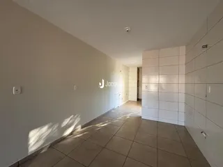 Hall de corredor com piso de cerâmica claro.