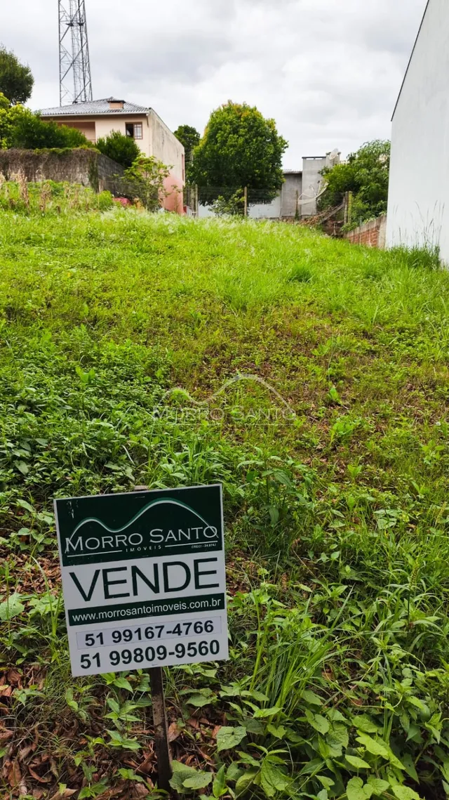 Vista externa de uma propriedade com vegetação densa em Lajeado, Brasil.