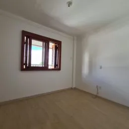 Foto de um cômodo interno com paredes brancas e piso claro.
