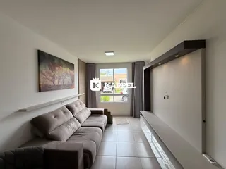 Foto de uma sala de estar com sofá e janela.