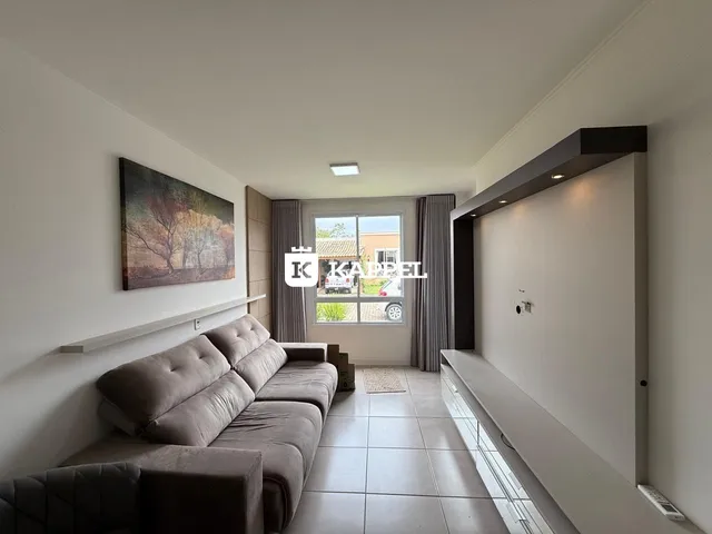 Foto de uma sala de estar com sofá e janela.