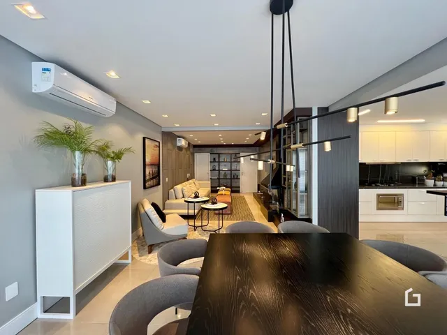 Sala de estar e jantar de um apartamento moderno em Lajeado.