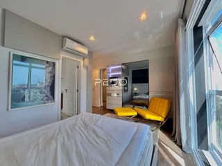 Quarto moderno com vista para a janela e varanda em Lajeado.