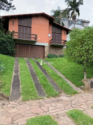 A fachada de uma casa em Lajeado, Brasil, com jardim frontal.