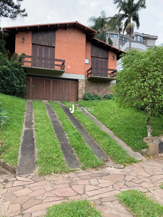 A fachada de uma casa em Lajeado, Brasil, com jardim frontal.