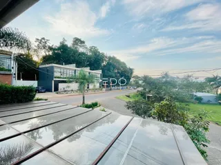 Vista externa de uma propriedade com vegetação e rua em Lajeado.