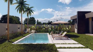Vista externa de uma piscina e jardim em uma propriedade.