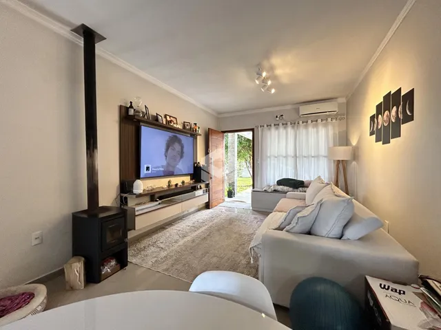 Sala de estar com sofá e lareira em um apartamento no Brasil.