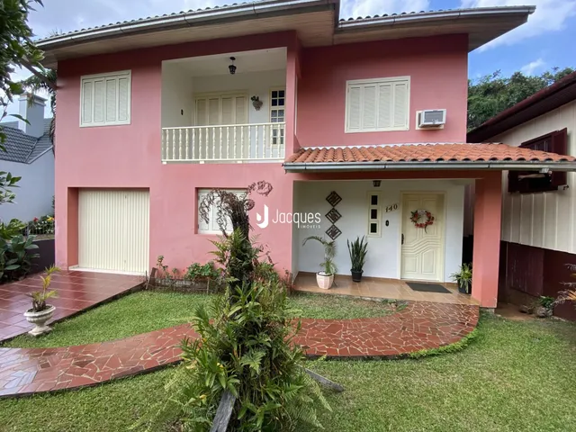 Fachada de uma casa em Lajeado, Brasil, com jardim e varanda.