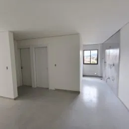 Hall de entrada com paredes brancas e portas no interior de uma residência.