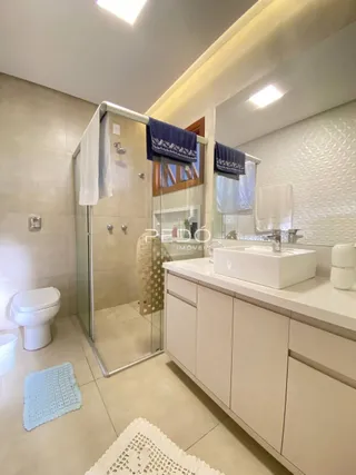 Foto de um banheiro moderno com box de vidro e piso de cerâmica.