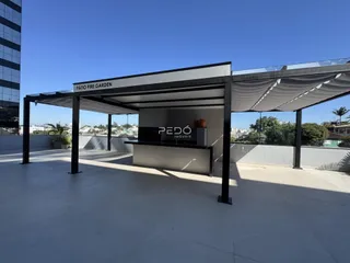 Vista de uma área externa com pérgola moderna em Lajeado.