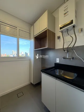 Cozinha moderna com vista para a paisagem urbana.