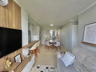 Sala de estar com piso de madeira e decoração moderna.