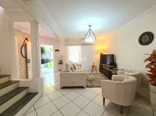 Sala de estar com piso de cerâmica e escadaria.