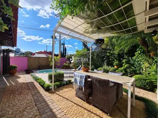 Área externa com piso de tijolos e estrutura de pérgola em Lajeado.