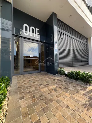 Fachada moderna de um imóvel em Lajeado, Brasil, com entrada de vidro e piso de ladrilhos.